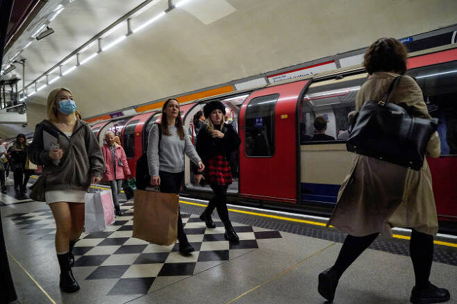코로나19 확진자가 폭증하고 있는 영국 런던의 지하철에서 시민 일부가 마스크를 쓴 모습(사진=AFP)