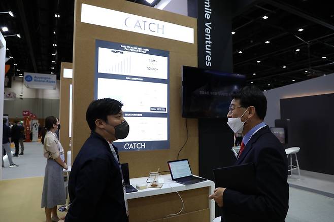 '캐치패션' 운영사 스마일벤처스의 이우창 대표가 GITEX 박람회 부스를 방문한 문병준 주 두바이 총영사와 환담을 나누는 모습.© 뉴스1