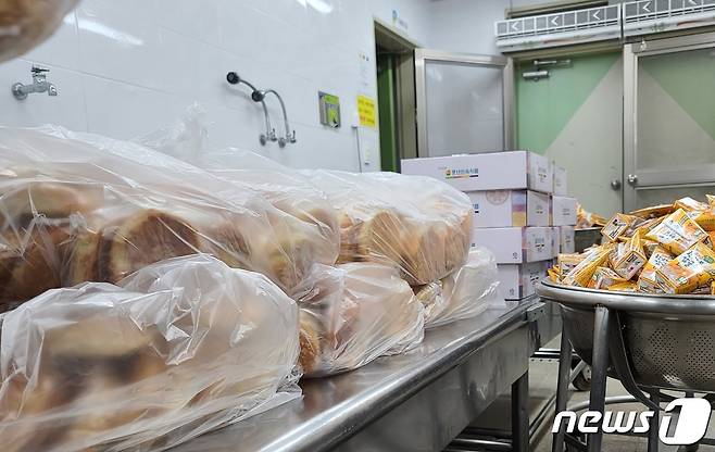 20일 교육공무직 등 학교비정규직노조 파업으로 급식을 하지 않는 대전의 한 초등학교 급식 조리실에 점심을 대신할 빵과 음료, 떡이 준비돼 있다. © 뉴스1