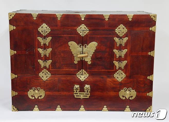 소설가 박경리 선생의 나비장(통영머릿장) 유품 모습.(경남도 제공).2021.10.20.© 뉴스1