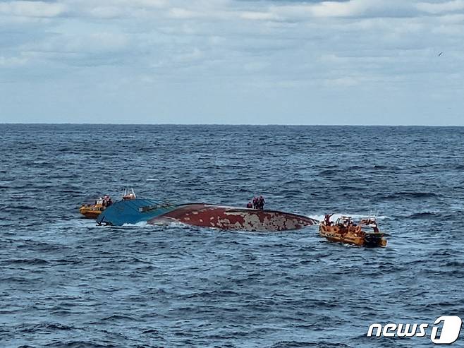 전북 군산시 어청동 남서쪽 124㎞ 해상에서 전복된 중국어선의 실종된 승선원 3명 중 1명이 숨진 채 발견됐다.(군산해경 제공)2021.10.20/© 뉴스1