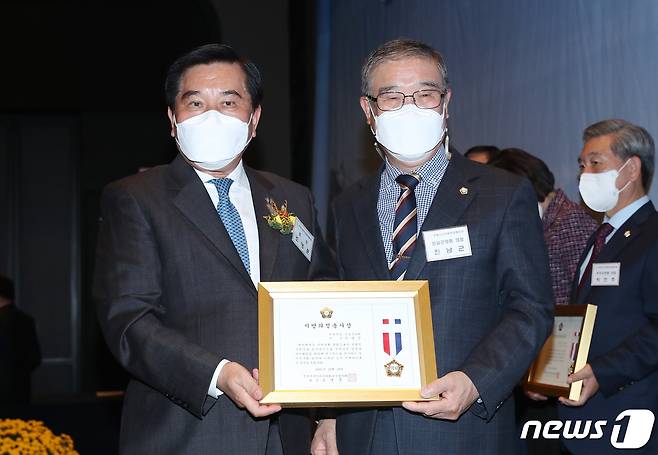 진남근 전북 임실군의장(사진 오른쪽)이 전국시군자치구의회의장협의회 시도대표회의가 주는 '지방의정봉사상'을 수상했다.© 뉴스1