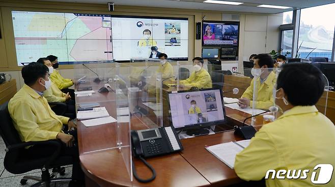 문성혁 해양수산부 장관이 20일 정부세종청사 해수부 상황실에서 열린 '11일진호 전복사고(추정) 상황점검회의'에서 모두발언을 하고 있다. 독도 북동방 약 91해리 해상에서 전복된 것으로 추정되는 11일진호에는 9명이 탑승한 것으로 알려졌다. 현재 사고현장으로 해경정 2척과 어업지도선 2척이 이동, 사고해역 주변을 수색할 예정이다. (해양수산부 제공) 2021.10.20/뉴스1 © News1 장수영 기자