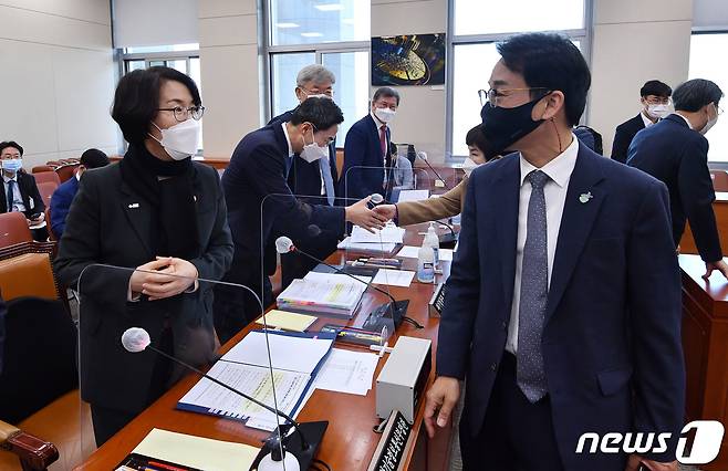 임혜숙 과학기술정보통신부 장관(왼쪽)이 20일 오전 서울 여의도 국회에서 열린 과학기술정보방송통신위원회의 과학기술정보통신부에 대한 종합감사에 앞서 이원욱 위원장과 대화를 하고 있다. 2021.10.20/뉴스1 © News1 구윤성 기자