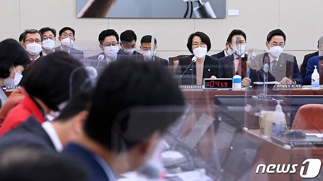 임혜숙 과학기술정보통신부 장관이 20일 오전 서울 여의도 국회에서 열린 과학기술정보방송통신위원회의 과학기술정보통신부에 대한 종합감사에서 질의에 답변하고 있다. 2021.10.20/뉴스1 © News1 구윤성 기자