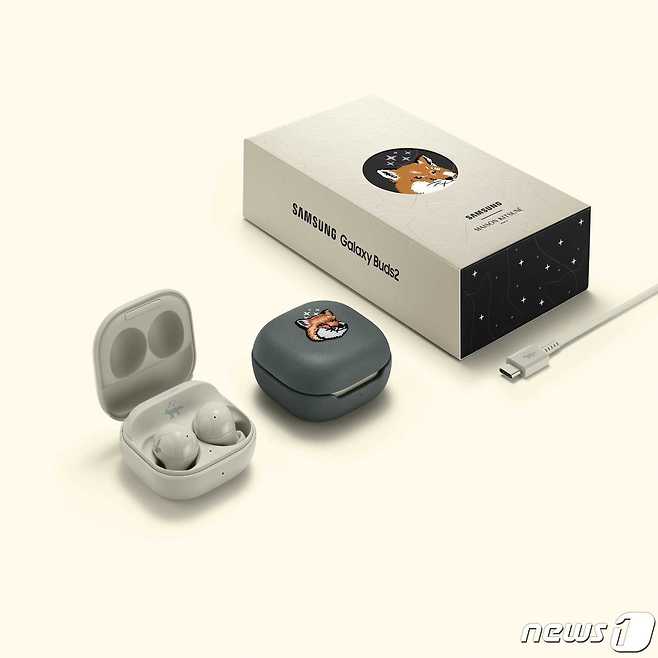 삼성전자가 20일 온라인으로 열린 '갤럭시 언팩 파트2'에서 '갤럭시워치4'와 '갤럭시버즈2'의 메종키츠네 에디션을 공개했다. 삼성전자는 오는 21일부터 온라인을 통해 한정 판매한다. 사진은 갤럭시버즈ㅈ 메종키츠네 에디션. <삼성전자 제공> © 뉴스1