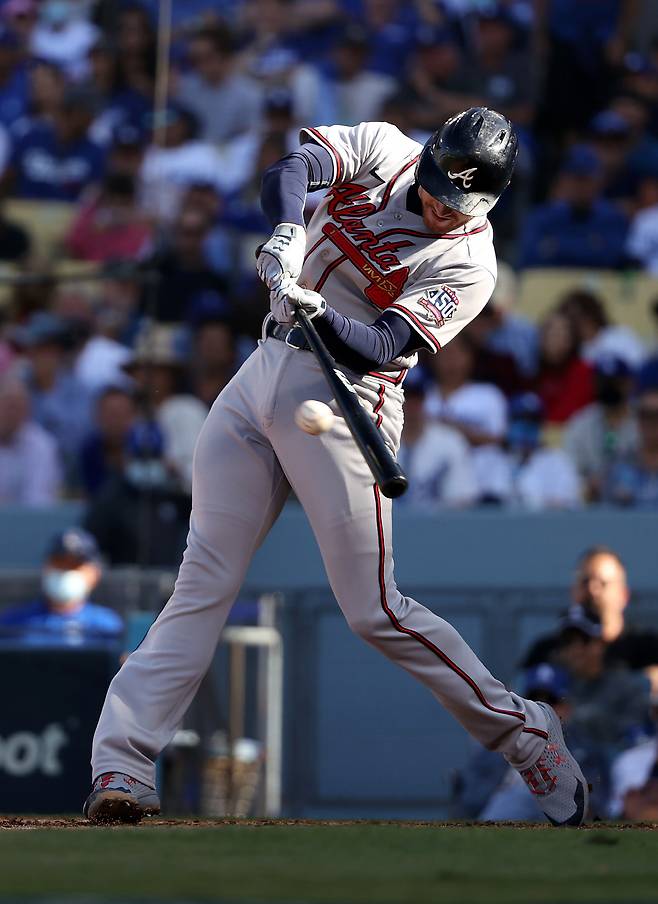 애틀래타 브레이브스 프레디 프리먼이 20일(한국시각) LA 다저스와의 리그챔피언십시리즈 3차전에서 4회초 안타를 터뜨리고 있다. AFP연합뉴스