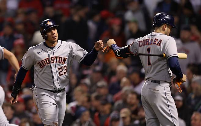 휴스턴 애스트로스 마이클 브랜틀리가 20일(한국시각) 보스턴 레드삭스와의 리그챔피언십시리즈 4차전에서 9회초 득점을 올린 뒤 카를로스 코레아와 주먹을 맞대고 있다. AFP연합뉴스