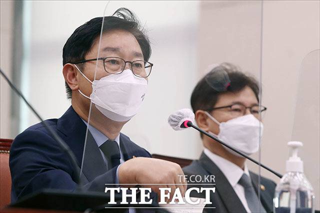 박범계 법무부 장관이 5일 서울 여의도 국회에서 열린 법제사법위원회의 법무부 등에 대한 국정감사에서 의원들의 질의에 답변하고 있다. /뉴시스