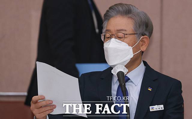 답변자료 살피는 이재명 경기도지사.