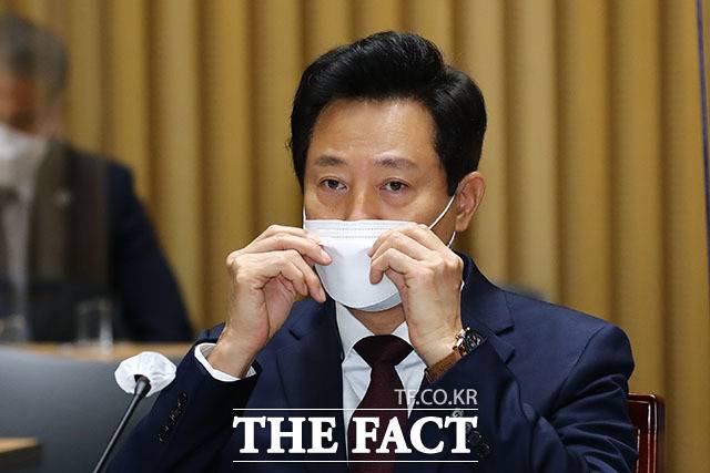 마스크 고쳐쓰는 오세훈 시장.