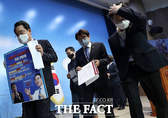 더불어민주당 법제사법위원회·고발사주 진상규명 TF 소속 황운하(가운데), 박주민 의원 등이 20일 국회 소통관에서 긴급 기자회견을 열고 고발사주 의혹 제보자 조성은 씨와 김웅 의원의 통화 녹취록 내용과 관련한 입장을 발표한 뒤 퇴장하고 있다. 이들은 "검찰과 국민의힘 모두 국기문란 수준의 위중한 범죄에 대해 법적 책임을 져야 할 것"이라고 주장했다. /국회=남윤호 기자