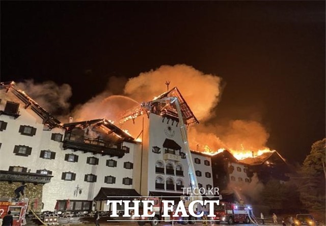 2월 20일 오후 11시 4분께 전북 무주군 부영그룹 무주덕유산리조트내 티롤호텔에서 화재가 발생, 건물 전체로 불이 번지고 있다. /전북소방본부 제공