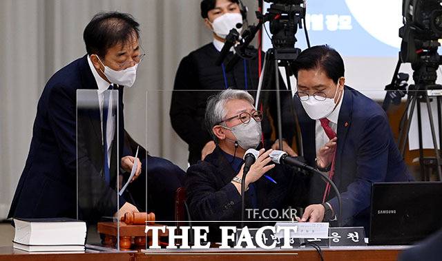 조응천 감사반장(가운데), 김윤덕 더불어민주당 의원(왼쪽) 송석준 국민의힘 간사(오른쪽)가 대화를 나누는 모습.