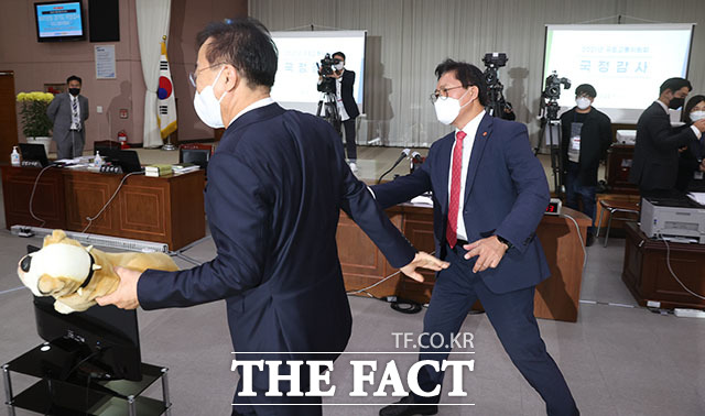 김윤덕 더불어민주당 의원(왼쪽)에게 압수(?) 당한 강아지 인형.