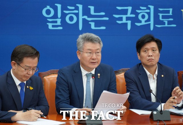 더불어민주당(전남·여수 을) 김회재 의원(가운데) / 김회재 국회의원실 제공