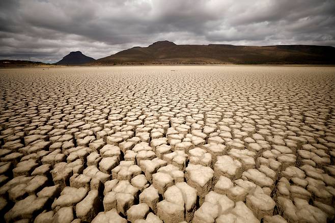 작년 11월 기록적인 가뭄으로 땅이 쩍쩍 갈라진 남아프리카 공화국 모습/로이터 연합뉴스