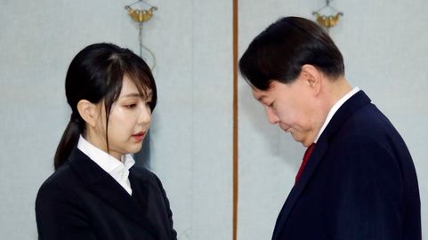 윤석열(오른쪽) 검찰총장의 부인 김건희씨가 윤 총장의 옷매무새를 만져주고 있다.