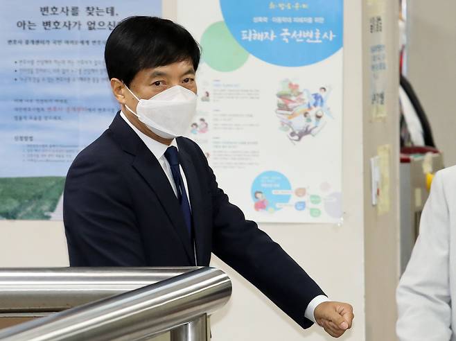 김학의 전 법무부 차관 불법 출국금지 의혹 수사에 외압을 행사한 혐의로 재판에 넘겨진 이성윤 서울 고등검찰청장이 20일 오전 서울 서초구 서울중앙지방법원에서 열린 1차 공판에 출석하고 있다. /뉴시스