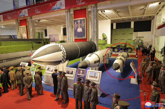 20일 북한이 신형 잠수함발사탄도미사일(SLBM)을 전날 잠수함에서 시험 발사했다고 밝혔다. 사진은  지난 11일 전람회 당시 공개된 '미니 SLBM'(붉은 원). 연합뉴스.