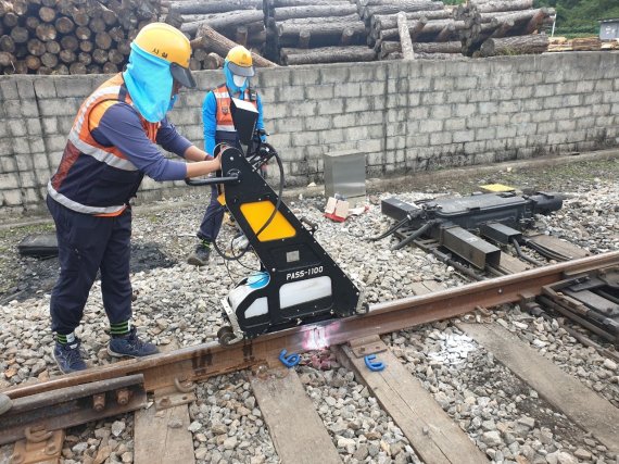 한국철도 직원이 위상배열 초음파 레일탐상장비로 선로를 점검하고 있다. 한국철도 제공