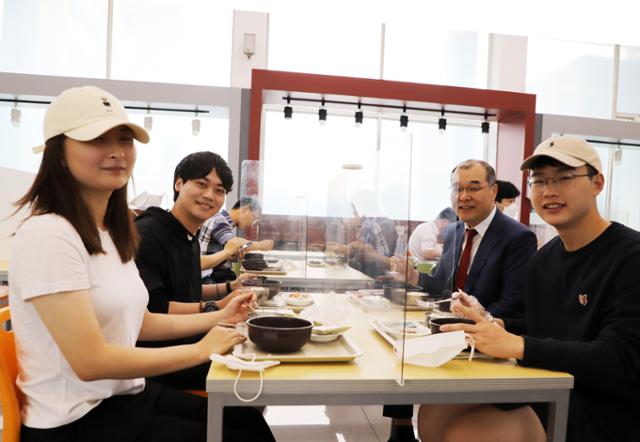 경북대 홍원화(오른쪽 2번째) 총장이 교내 정보센터식당에서 학생들과 '1,000원 아침밥'을 같이 먹고 있다. 경북대 제공.