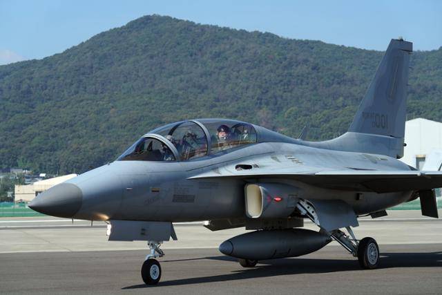 문재인 대통령이 20일 경기도 성남시 서울공항에서 열린 2021 서울 국제 항공우주 및 방위산업 전시회 기념식에 FA-50 경공격기를 타고 도착했다. 성남=왕태석 선임기자