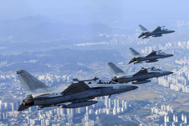 문재인 대통령이 20일 경기도 성남시 서울공항에서 열린 2021 서울 국제 항공우주 및 방위산업 전시회(ADEX) 개막 기념행사에 참석하기 앞서 국산 경공격기 FA-50에 탑승해 영공을 비행하고 있다. 문 대통령이 탑승한 FA-50은 수원 공군기지를 출발해 천안 독립기념관과 서울 현충원, 용산 전쟁기념관 상공을 비행해 서울공항에 도착했다. 국방부 제공