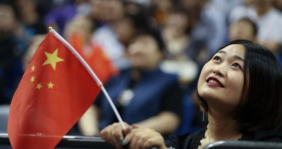 최근 중국에선 연예인 대신 ‘중국’을 사랑하는 팬클럽 ‘아이중(izhong)’이 뜨고 있다. ‘중국’이 중국 인민의 유일한 아이돌로 각광받는다. [둬웨이 캡처]