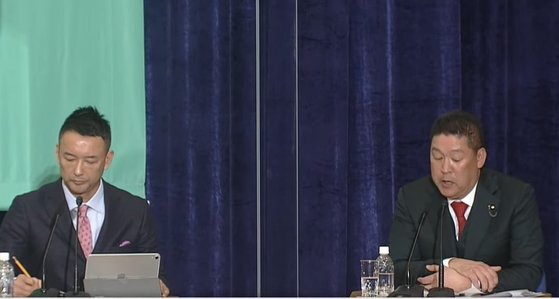 18일 열린 토론회에서 '레이와신센구미'의 야마모토 다로(왼쪽) 대표와 토론하고 있는 다치바나 대표. [유튜브 화면캡처]