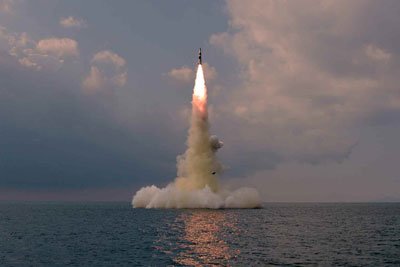 북한이 전날(19일) 동해상으로 발사한 탄도미사일에 대해 잠수함발사탄도미사일(SLBM)이라고 20일 확인했다. 노동신문=연합뉴스