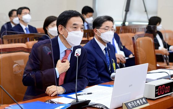 지난 15일 서울 여의도 국회에서 열린 기획재정위원회의 한국은행에 대한 국정감사에서 이주열 총재가 의원 질의에 답하고 있다. 뉴스1