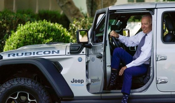조 바이든 미국 대통령백악관 사우스론에서 친환경 차 관련 행사에 참석해 지프 랭글러 4xe 루비콘을 몰아본 후 운전석에 앉아 얘기하고 있다. AP=뉴시스
