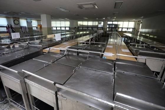 전국민주노동조합총연맹 총파업을 하루 앞둔 19일 서울 시내 한 초등학교 급식실에 적막감이 흐르고 있다. 교육계에 따르면 전국학교비정규직연대회의(학비연대) 소속 전국학교비정규직노동조합·전국교육공무직본부·전국여성노조는 20일 돌봄·급식·교무행정·청소·학교스포츠 등 전 직종 파업에 나선다. 학비연대는 이번 파업에 2019년 7월 총파업보다 더 많은 인원이 참여해 역대 최대 규모가 될 것으로 예상했다. 뉴스1