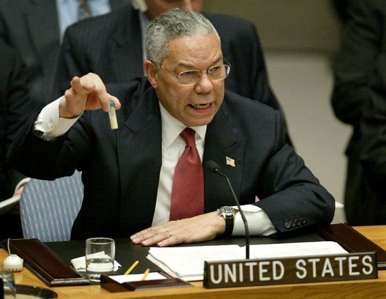 파월 전 장관이 2003년 유엔 안보리에서 연설할 때 모습. [로이터=연합뉴스]