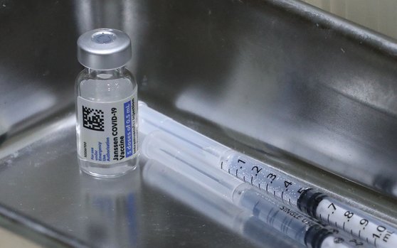 서울 동작구 노량진수산시장 대회의실에 마련된 찾아가는 코로나19 백신 접종 센터에 얀센 백신과 주사기가 놓여있다. 뉴시스