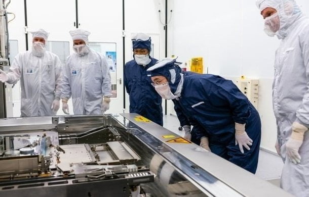 이재용(오른쪽에서 두번째) 삼성전자 부회장이 지난해 10월 네덜란드 에인트호번에 위치한 ASML 본사를 찾아 EUV 장비를 살펴보는 모습. 삼성전자 제공