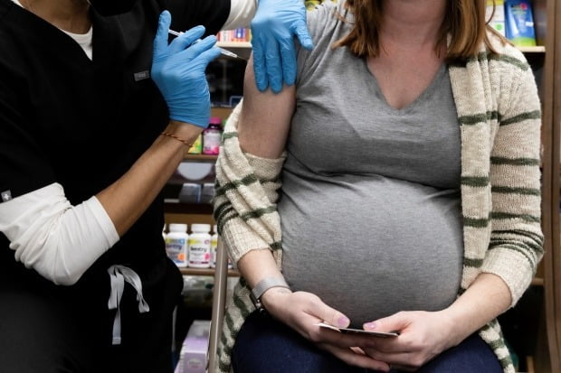 한 임신부가 코로나19 백신을 맞고 있는 모습. 사진은 기사와 무관함. /사진=로이터