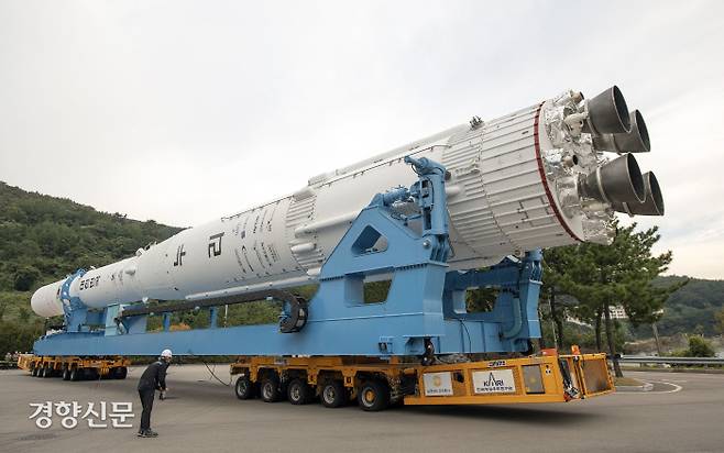1~3단 로켓으로 이뤄진 누리호가 무인특수이동차량에 실린 채 발사대를 향해 시속 1.5㎞의 저속으로 움직이고 있다. 한국항공우주연구원 제공