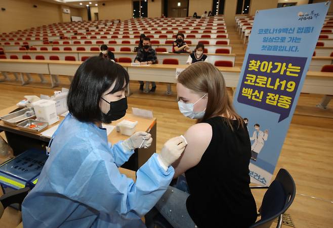 지난 18일 서울 동작구 흑석동 중앙대학교에 마련된 ‘찾아가는 코로나19 백신 접종 센터’에서 외국인 유학생들이 화이자 백신을 접종받고 있다. 연합뉴스
