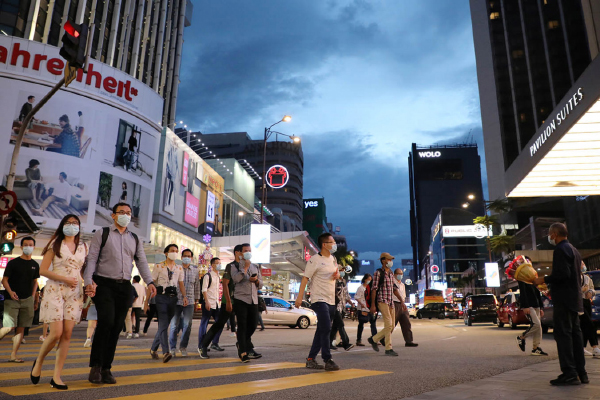 People wearing protective masks cross a street, amid the coronavirus disease (COVID-19) outbreak, in Kuala Lumpur, Malaysia December 17, 2020. (REUTERS/Lim Huey Teng)