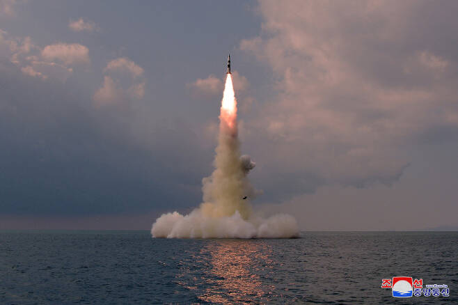 북한이 전날 잠수함발사탄도미사일(SLBM)을 잠수함에서 시험발사한 사실을 20일 확인했다. 조선중앙통신은 이날 "조선민주주의인민공화국 국방과학원은 19일 신형잠수함발사탄도탄 시험발사를 진행했다"고 보도했다. [사진 = 연합뉴스]