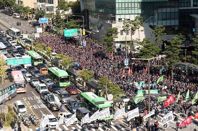 서울을 비롯한 전국 14개 지역에서 대규모 총파업에 돌입한 20일 전국민주노동조합총연맹(민주노총) 조합원들이 서울 서대문사거리에 집결해 있다 /사진=김휘선 기자