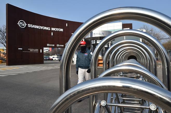 쌍용자동차 인수를 위한 새 주인 후보가 21일 결정될 전망이다. 사진은 쌍용차 평택공장 정문 모습. /사진=뉴시스