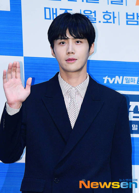 Actor Kim Seon-ho, former GFriend A, has complained of mental distress.Choi Sun-soo, a lawyer representing Mr. A, said on October 20, Mr. As personal information is being disclosed indiscriminately, and accusations based on false facts related to Mr. As personal information, even threats to his personal life.Mr. A is complaining of extreme mental suffering, and the best side said, We will do our best to protect Mr. A, and we will take all possible legal measures against malicious reports, posts, and comments related to Mr. A.Mr. A posted an article appealing to Kim Seon-ho for the mental suffering caused by him, along with the fact that he was aborted.Kim Seon-ho said, I hurt him with my disapproval and thoughtless behavior, he said. I want to apologize.The following is an official position for Mr. A.Hi!Kim Seon-hos former couple A is a lawyer, Choi Dong-hoon, and Jung Da-eun, who are representing the law firm.Currently, some media, SNS, and communities are being disclosed in an interview, and accusations based on false facts related to Mr. As personal affairs, and even threats to his personal life are constantly continuing.As a result, Mr. A is complaining of extreme mental suffering so that everyday life is difficult.I would like to refrain from the speculation and defamation that are beyond the province so that Mr. A, who is a general person, will not suffer further damage, and ask for Sigi to politely request the state.This law firm will do its best to protect Mr. A, and informs you that you will take all possible legal action against malicious reports, posts, and comments related to Mr. A.Thank you.