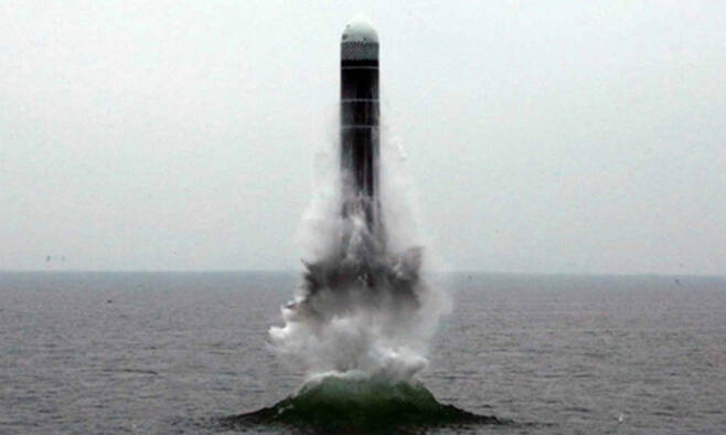 북한이 동해 원산만 수역에서 잠수함발사탄도미사일(SLBM) 북극성-3형 시험발사를 진행하는 모습. 세계일보 자료사진