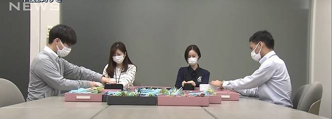 중의원 선거를 앞두고 기표를 위한 연필을 직접 깎고 있는 일본 공무원들. ANN 유튜브 화면 캡처