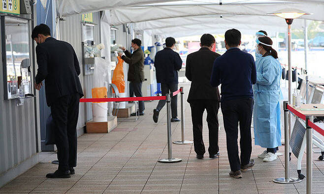 서울광장 임시선별진료소에서 코로나19 검사를 받는 시민들 모습. 연합뉴스