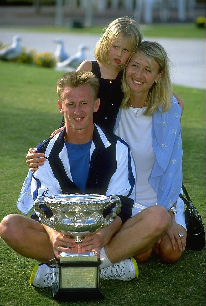 페트르 코다(아래)가 1998년 호주오픈에서 우승한 뒤 아내 레지나, 큰 딸 제시카와 함께 기념촬영을 하고 있다. 게티이미지코리아