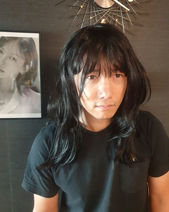 On the 20th, Lee Sang-woo posted a picture on his instagram with an article entitled Soyeon has used a wig.Lee Sang-woo, who is in the public photo, is wearing a wig of his wife Lee So-yeon. Lee Sang-woo, who transformed into a long hair style, laughed in front of the mirror.A slightly grown beard that doesnt match her hairstyle attracts attention: Lee Sang-woo made a faint look in front of Kim So-yeons frame and laughed.Yang Se-hyeong said, I am good at what I am doing.Meanwhile, Lee Sang-woo married Actor Kim So-yeon in 2017.Photo: Lee Sang-woo Instagram